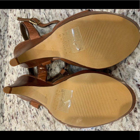 Audrey Brooke T-strap platform heels - Picture 5 of 6